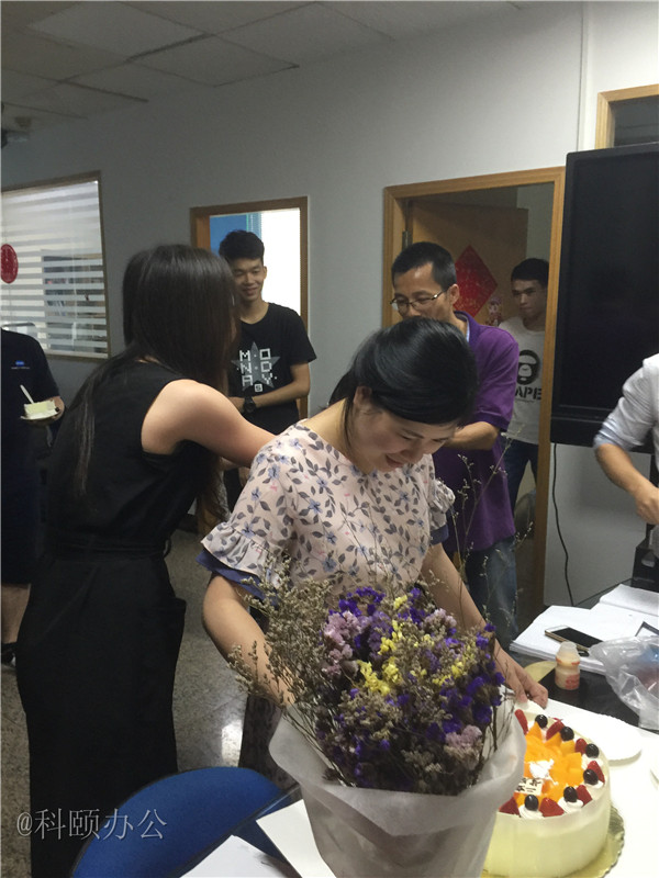 柯尼卡美能達復(fù)印機代理商--科頤之家家人一起分享美味的蛋糕