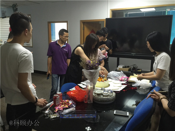 柯尼卡美能達復(fù)印機代理商--科頤之家家人一起分享美味的蛋糕