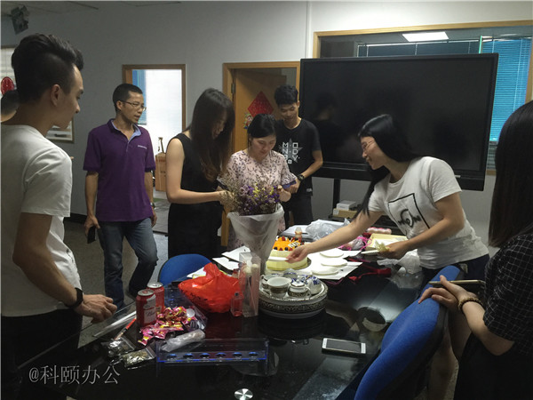 柯尼卡美能達復(fù)印機代理商--科頤之家家人一起分享美味的蛋糕