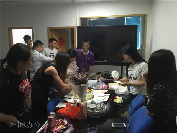 柯尼卡美能達復(fù)印機代理商--科頤之家家人一起分享美味的蛋糕
